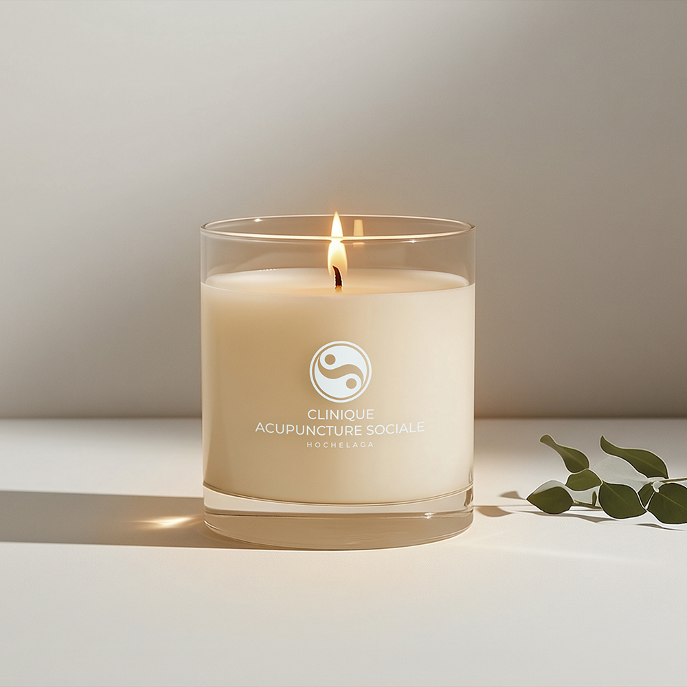 Bougie parfumée personnalisée – identité de marque minimaliste avec logo rappelant le yin-yang et typographie sans-serif épurée pour la Clinique Acupuncture Sociale Hochelaga