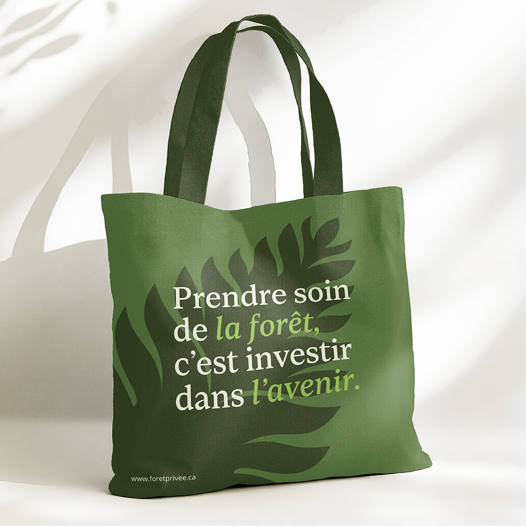 Sac tote bag promotionnel – design graphique avec illustration de fougère couleur vert, typographie sérif blanche et accents vert clair, campagne de communication pour les forêts privées du Québec