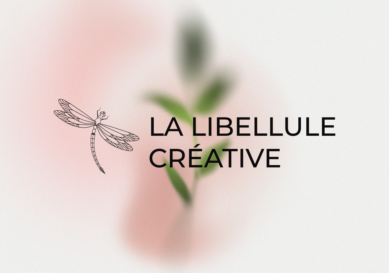 Logo de La Libellule Créative, illustration au trait d'une libellule sur fond avec plante en flou artistique - identité visuelle de marque