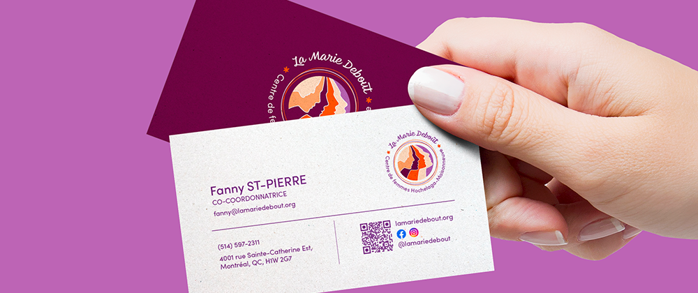 Carte de visite La Marie Debout, Centre de femmes Hochelaga-Maisonneuve, tenue à la main - design violet et logo illustré