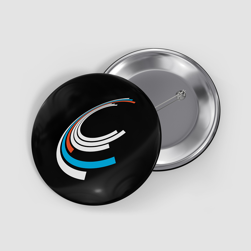 Badge promotionnel pin noir avec le logo de Lumin-ART Productions.