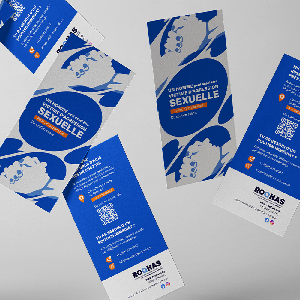 Mise en scène de flyers, aux couleurs bleu, avec une illustration conceptuelle sur recto qui représente des mains serrées d'hommes, pour illustrer le soutien. 
